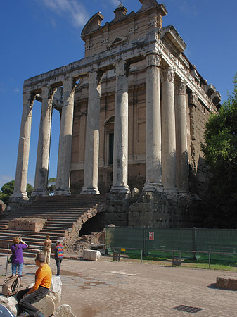 Tempel des Antoninus Pius und der Faustina Fotos