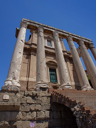 Tempel des Antoninus Pius und der Faustina Fotos