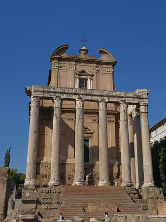 Tempel des Antoninus Pius und der Faustina Fotos