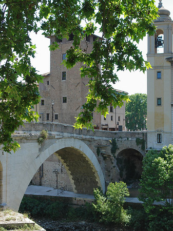 Ponte Fabricio zwischen Bäumen - Latium (Rom) (Rom)