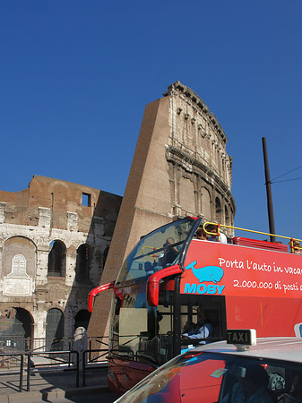 Bus vor dem Kolosseum - Latium (Rom) (Rom)