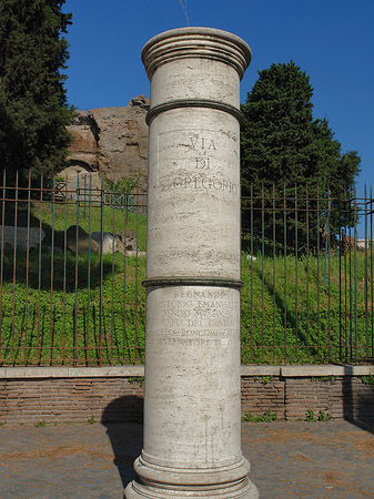 Foto Säule mit Straßennamen - Rom