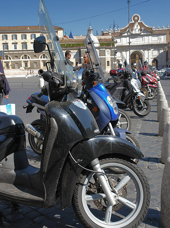 Foto Mofas an der Piazza del Popolo