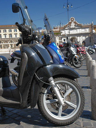 Mofas an der Piazza del Popolo - Latium (Rom) (Rom)