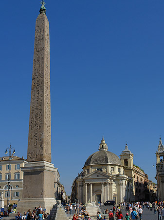 Obelisk und Löwenbrunnen