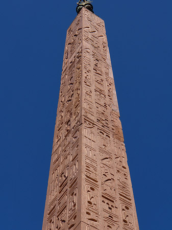 Obelisk und Löwenbrunnen Foto 