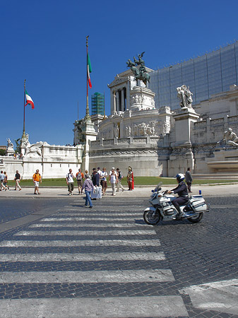 Monument mit Straße - Latium (Rom) (Rom)