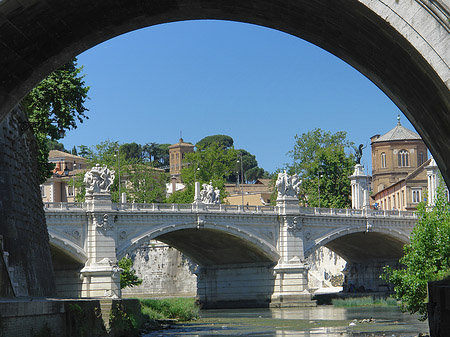 Unter der Brücke - Latium (Rom) (Rom)