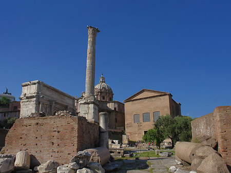 Phokassäule mit der Curia Iulia - Latium (Rom) (Rom)