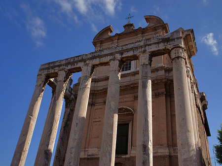 Tempel des Antoninus Pius und der Faustina Fotos