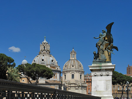 Statue vor der Santa Maria Loreto - Latium (Rom) (Rom)