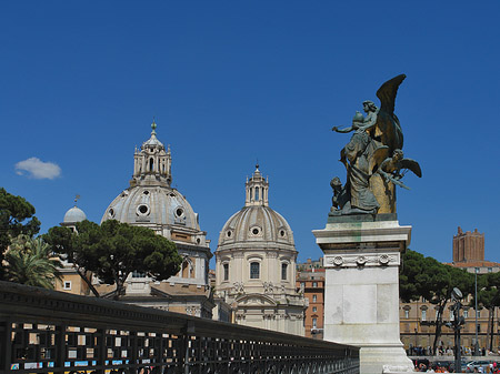 Statue vor der Santa Maria Loreto - Latium (Rom) (Rom)