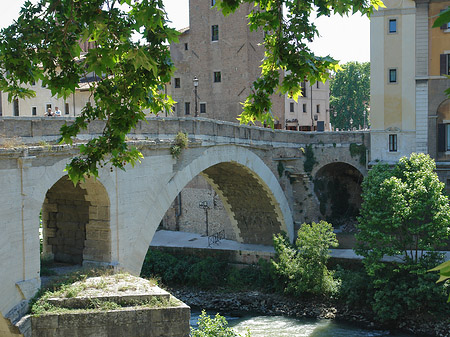 Ponte Fabricio zwischen Bäumen - Latium (Rom) (Rom)