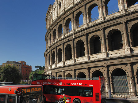 Bus vor dem Kolosseum - Latium (Rom) (Rom)