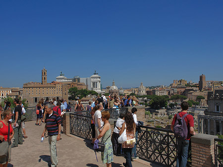 Menschen am Forum Romanum - Latium (Rom) (Rom)