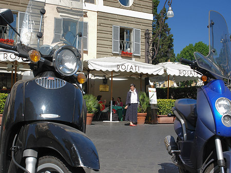 Mofas an der Piazza del Popolo - Latium (Rom) (Rom)