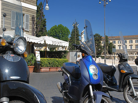 Mofas an der Piazza del Popolo - Latium (Rom) (Rom)