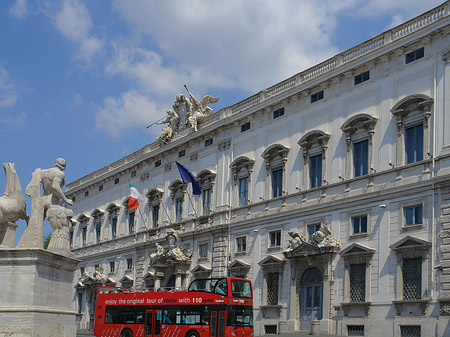 Quirinalspalast mit Bus