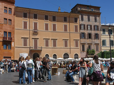 Menschen auf der Piazza Fotos