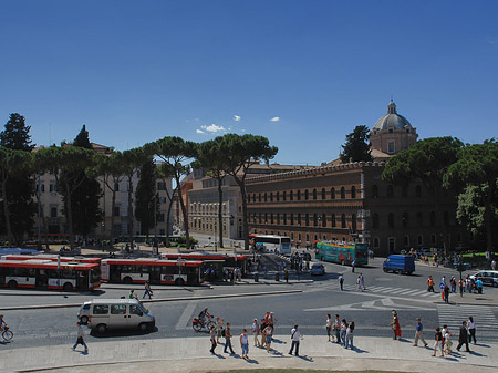 Busse auf der Piazza - Latium (Rom) (Rom)