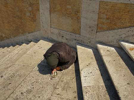 Arme Frau an der Spanischen Treppe - Latium (Rom) (Rom)