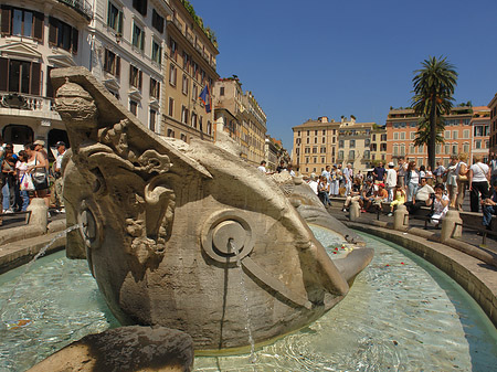 Schiff im Barcaccia Brunnen Fotos