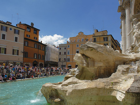 Menschen am Brunnen Foto 