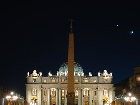 Petersdom mit Halbmond - Vatikanstaat