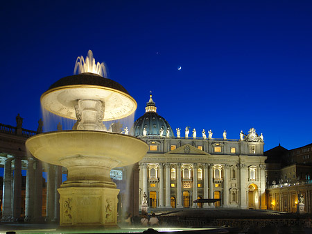 Brunnen auf dem Petersplatz Foto 