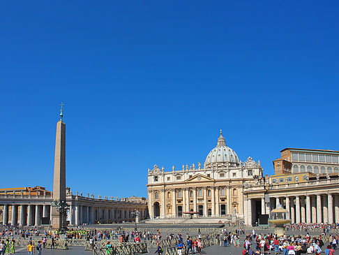 Obelisk mit dem Petersdom Fotos