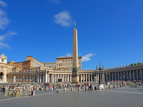 Obelisk mit dem Apostolischen Palast Foto 